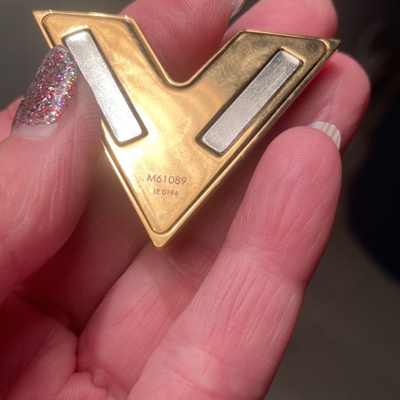 Authentic Louis Vuitton Magnetic V Brooch Brooche Gold - Picture 8 of 15